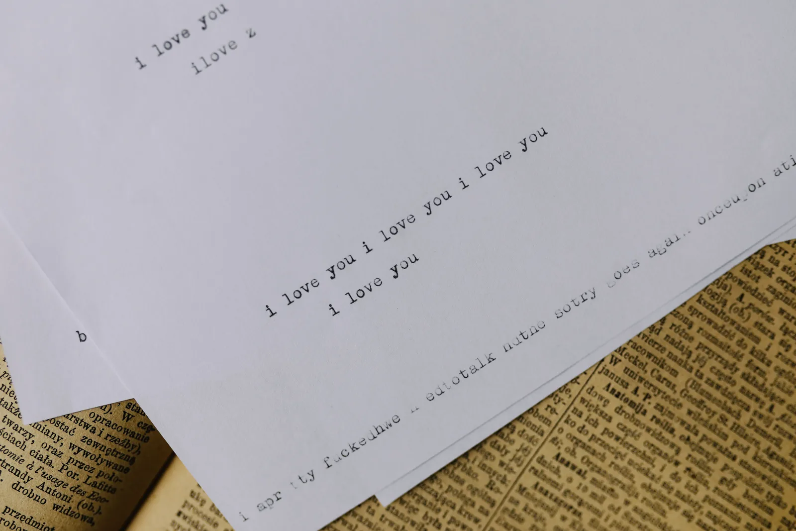 Typewritten note with 'I love you' on vintage paper background, evoking nostalgia. How to approach love quotes source check: the boomerang